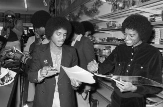 Фото - Майкл Джексон: 328x215 / 21 Кб