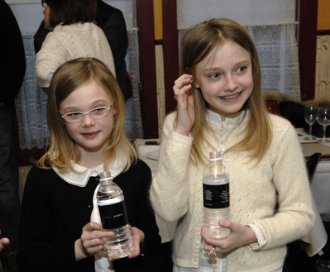 Фото - Дакота Фаннинг: 330x272 / 21 Кб