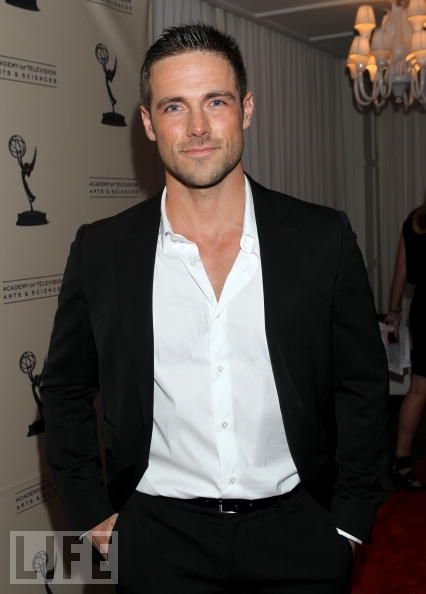 Фото - Дилан Брюс: 426x594 / 29 Кб