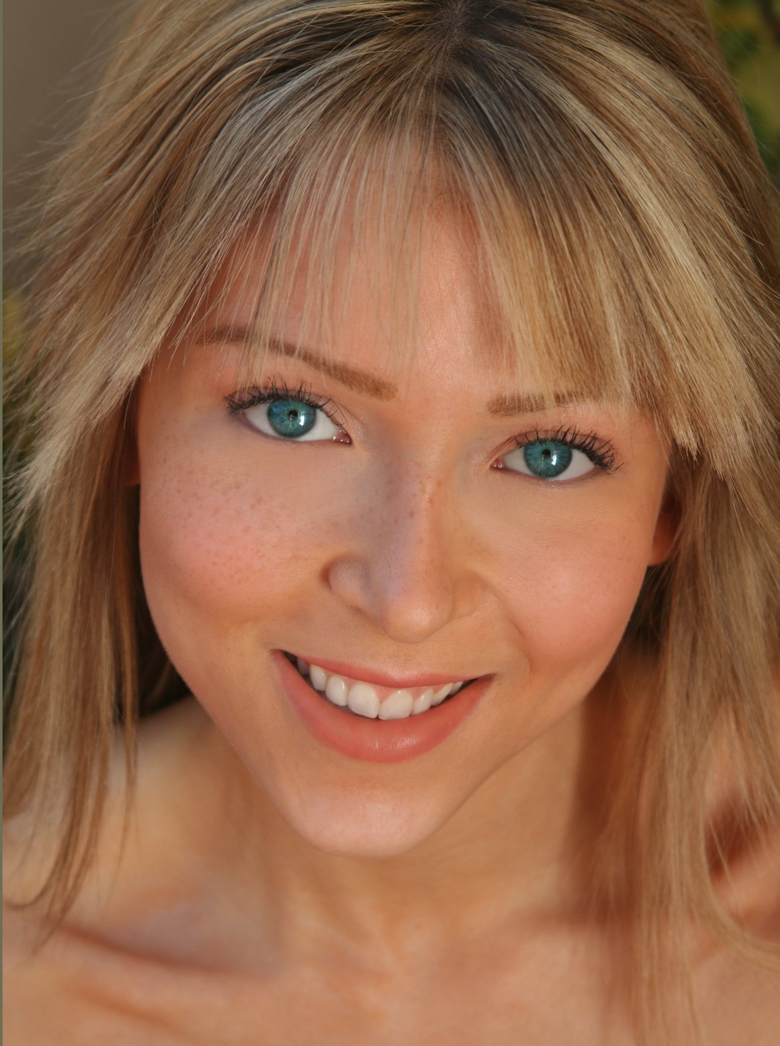 Фото - Эшли Пелдон: 1529x2048 / 375 Кб