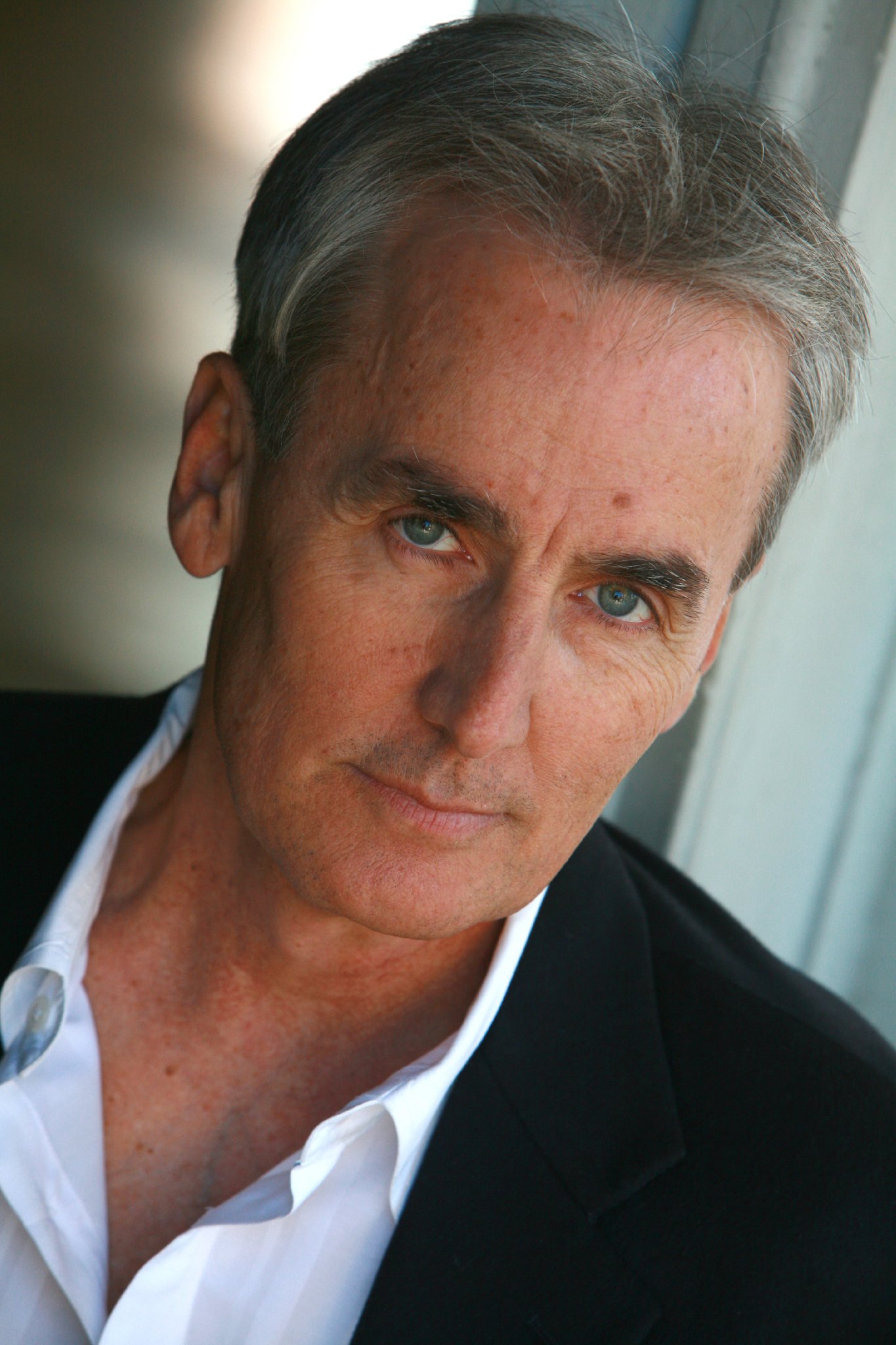 Фото - Роберт МакКензи: 1365x2048 / 320 Кб