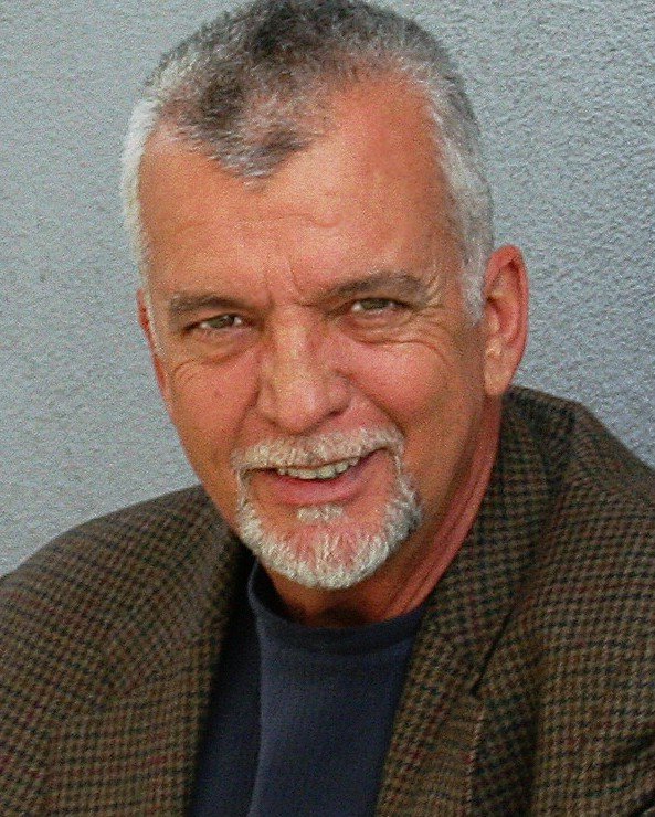 Фото - Daniel D. Halleck: 593x740 / 141 Кб