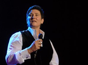 Фото - k.d. lang: 296x219 / 9 Кб