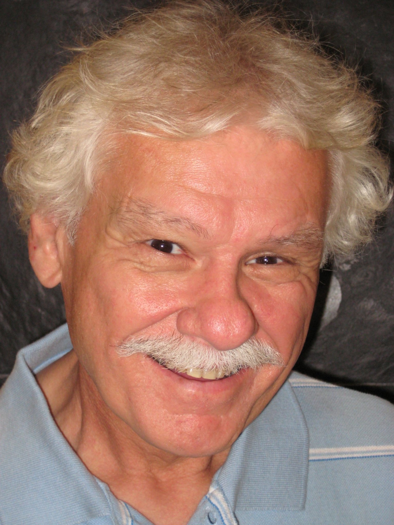 Фото - Майк Мюскэт: 1536x2048 / 430 Кб