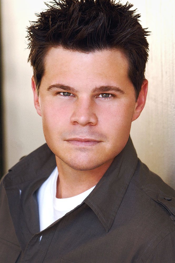 Фото - Йен Рид Кеслер: 665x1000 / 119 Кб