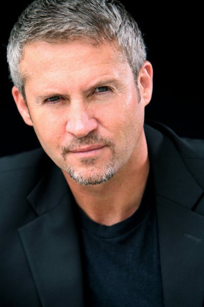 Фото - Bryan Friday: 400x600 / 34 Кб