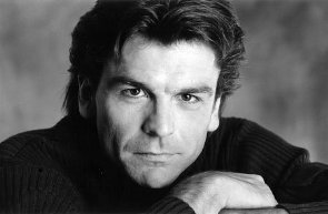 Фото - Джулиан Стоун: 295x193 / 11 Кб