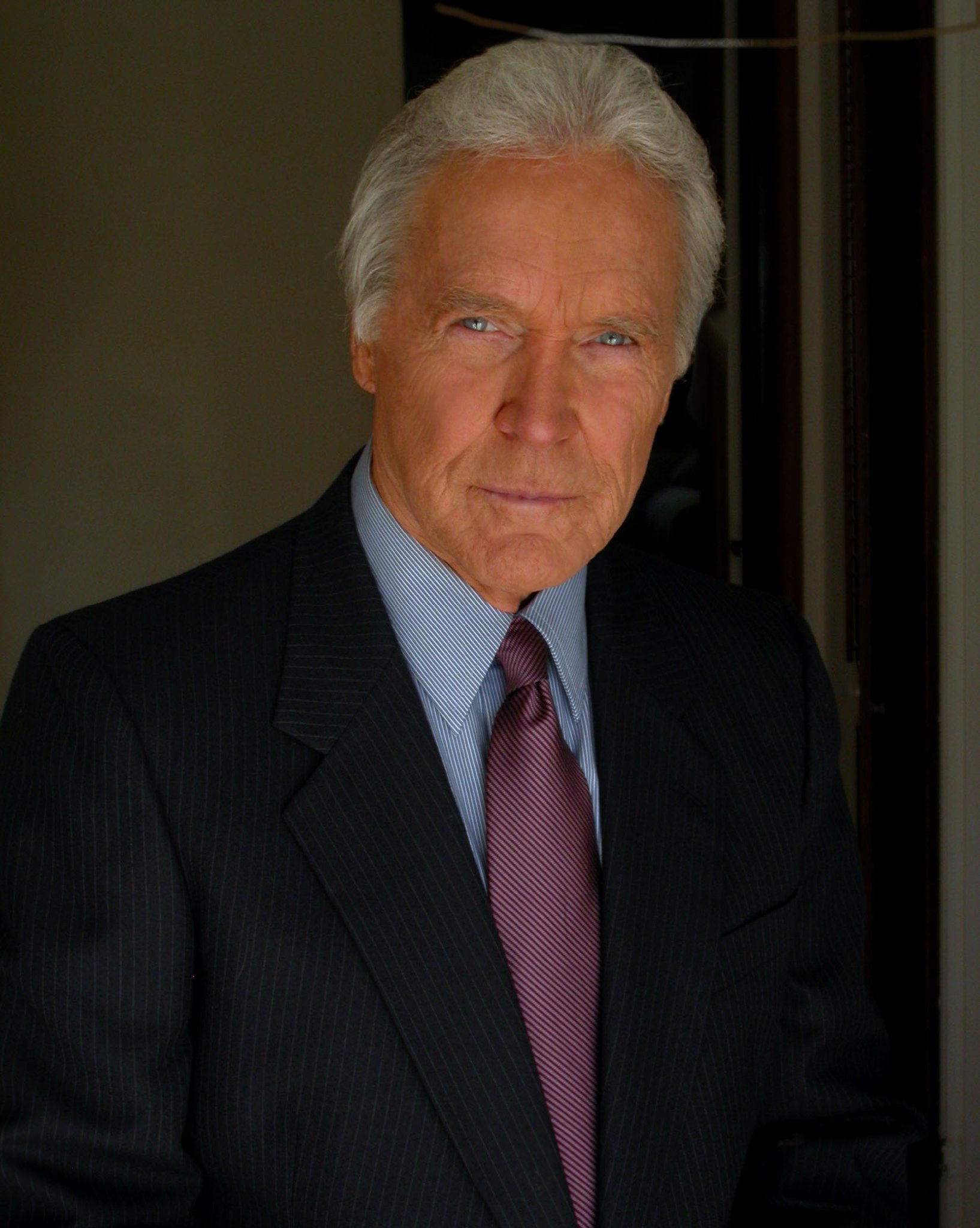 Фото - Daniel Keough: 1635x2048 / 300 Кб