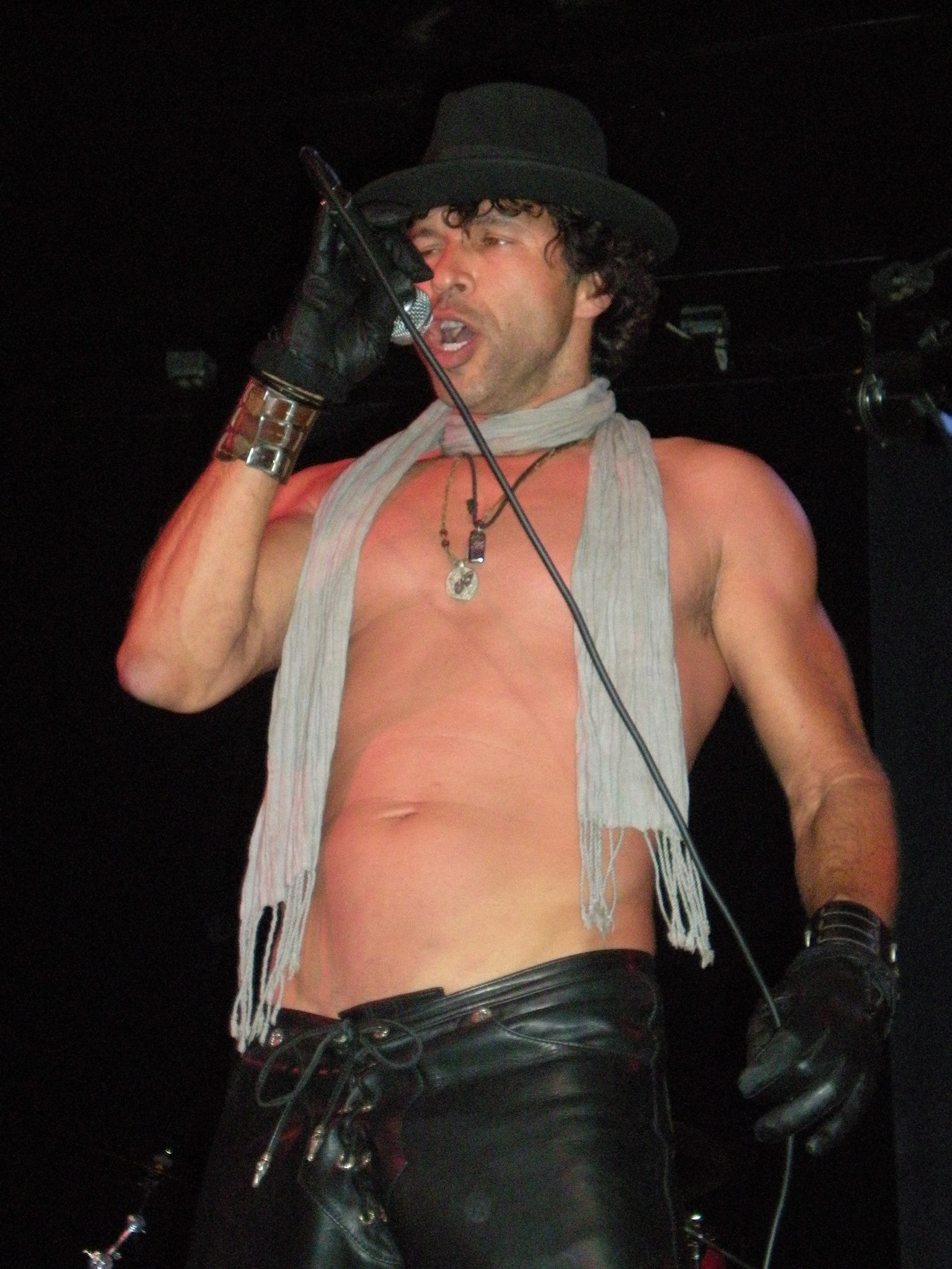 Фото - Christopher Maleki: 1536x2048 / 518 Кб