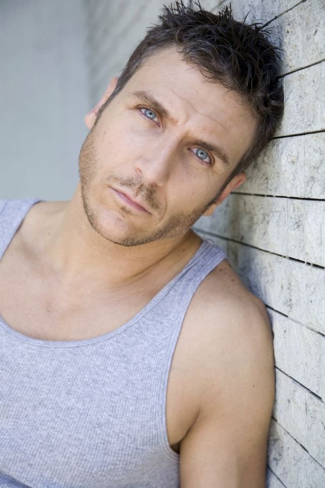 Фото - Russell Reynolds: 640x960 / 85 Кб