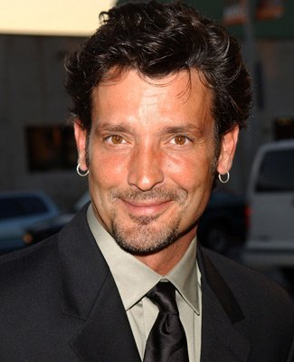 Фото - Роберт Торти: 325x400 / 25 Кб