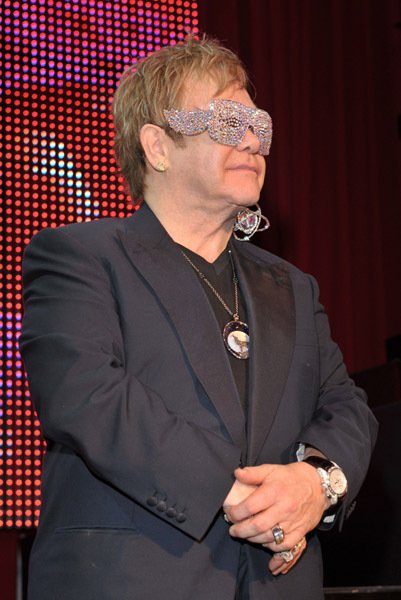 Фото - Элтон Джон: 401x600 / 50 Кб