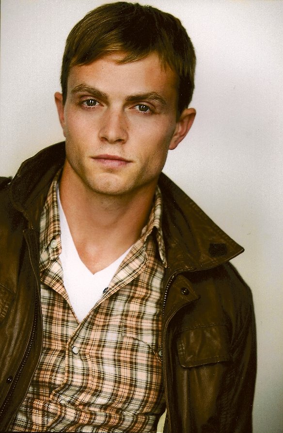 Фото - Уилсон Бетел: 584x893 / 129 Кб