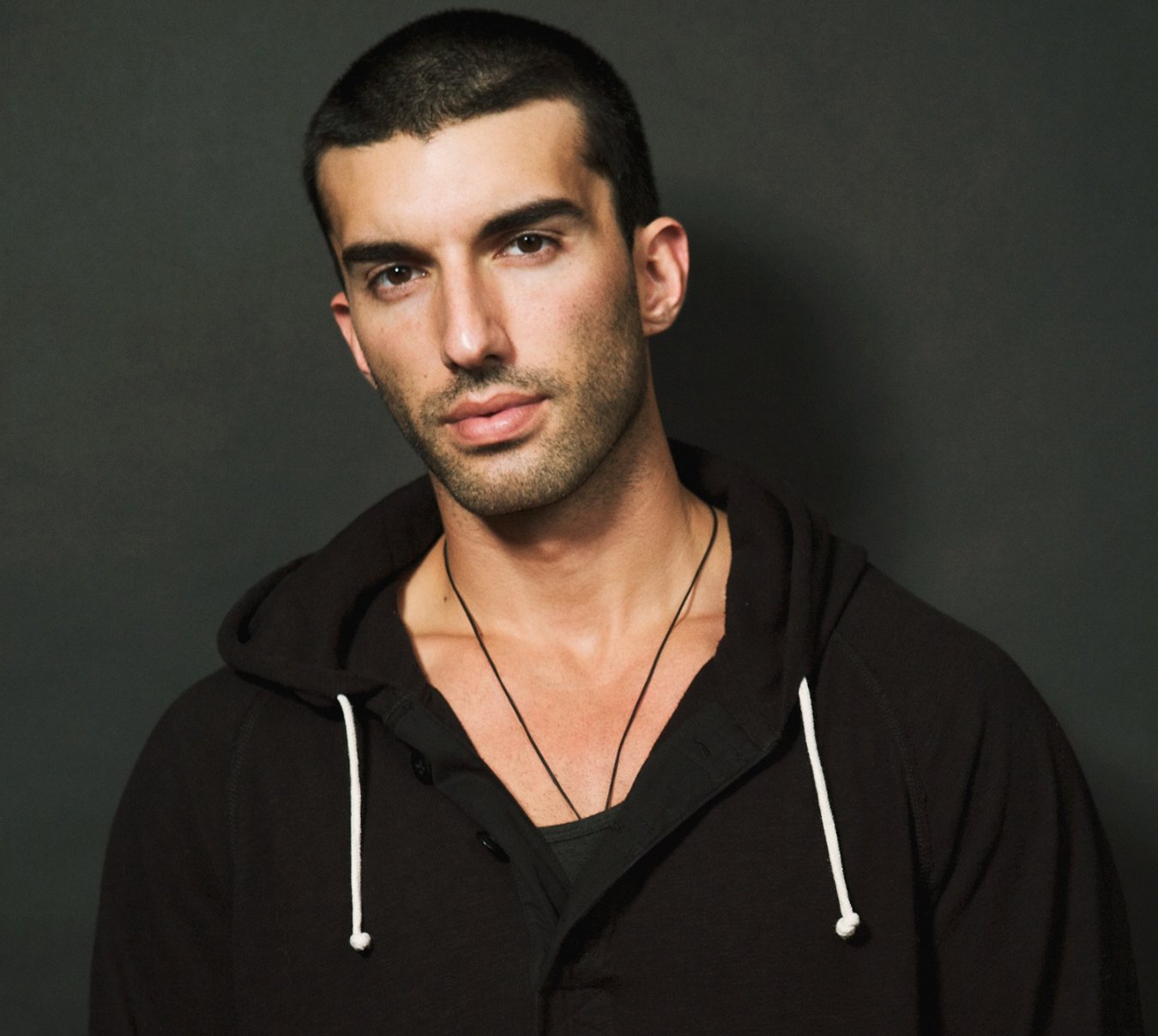 Фото - Джастин Бальдони: 1350x1208 / 163 Кб