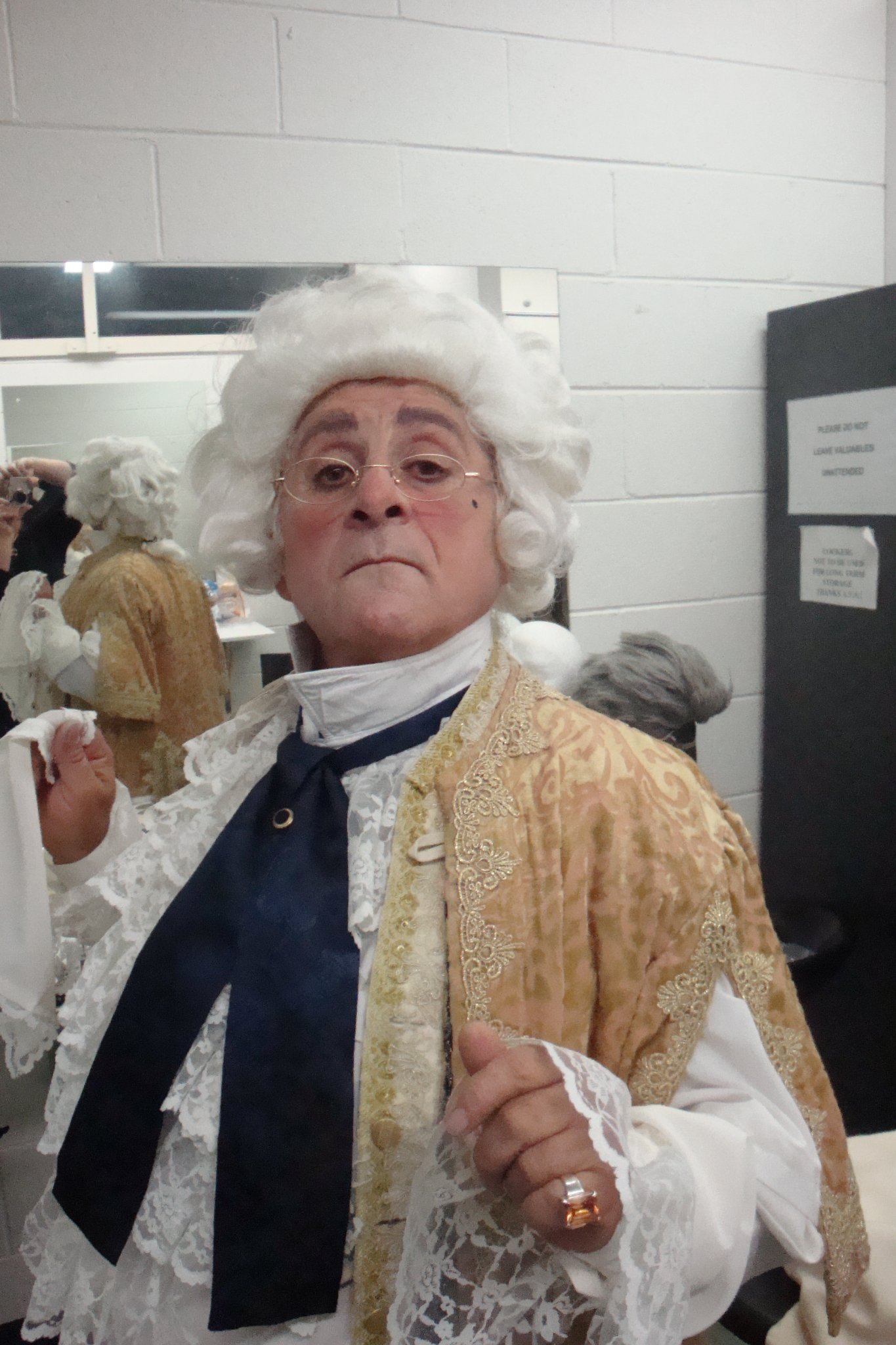 Фото - Терри Камиллери: 1365x2048 / 375 Кб