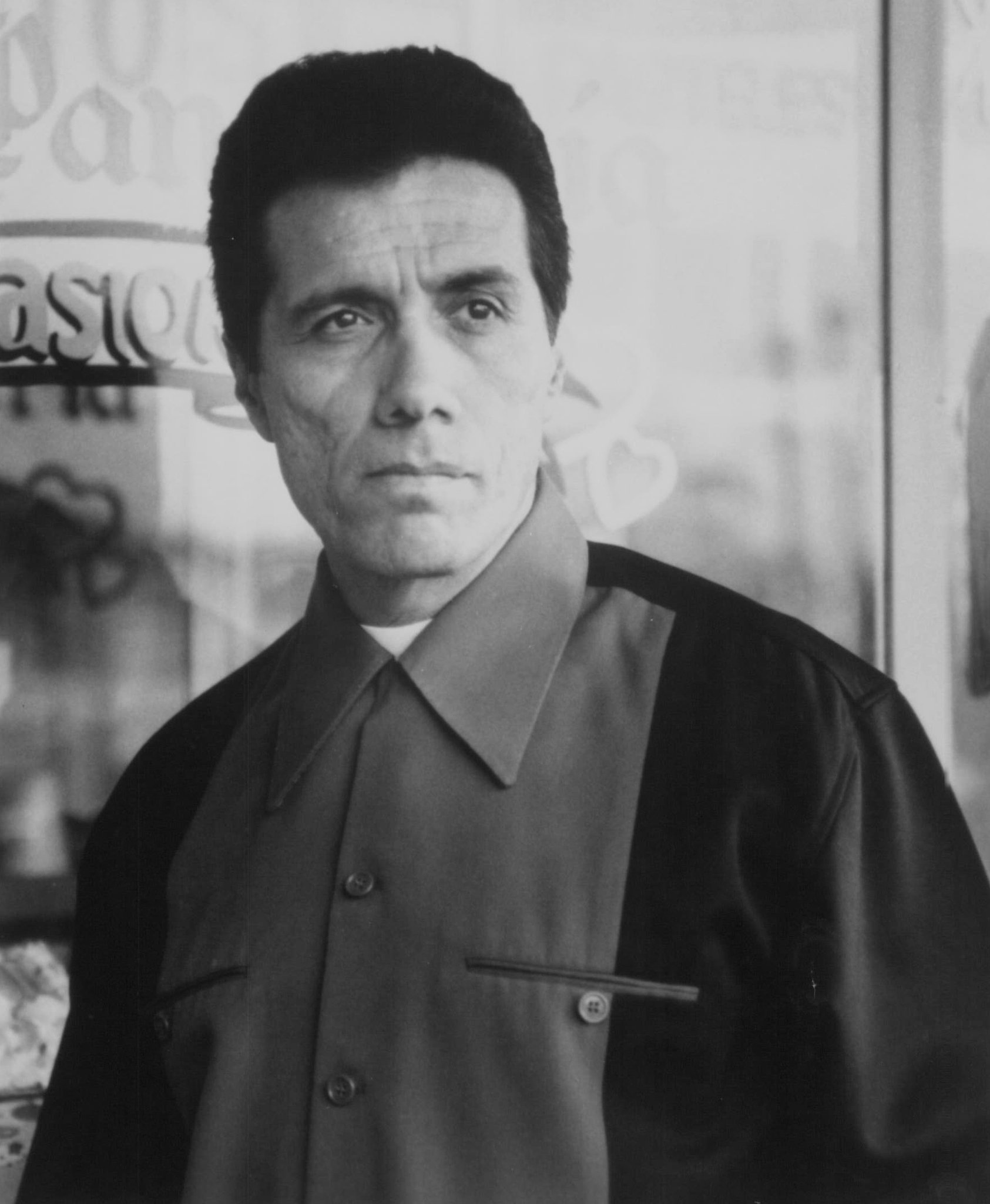 Фото - Эдвард Джеймс Олмос: 1685x2048 / 247 Кб