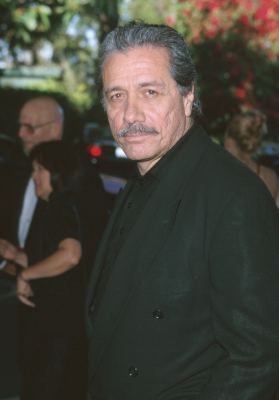 Фото - Эдвард Джеймс Олмос: 279x400 / 14 Кб