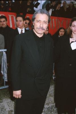 Фото - Эдвард Джеймс Олмос: 267x400 / 16 Кб