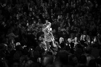 Фото - Джон Бон Джови: 333x222 / 19 Кб