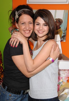 Фото - Джоэли Фишер: 276x400 / 26 Кб