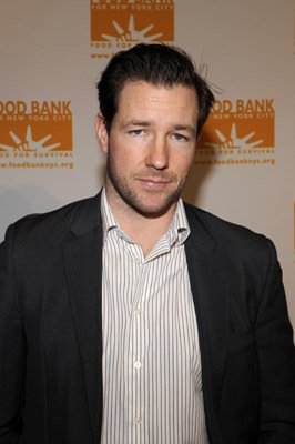 Фото - Эдвард Бернс: 266x400 / 18 Кб