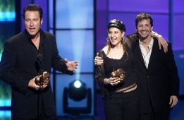 Фото - Ниа Вардалос: 261x170 / 11 Кб