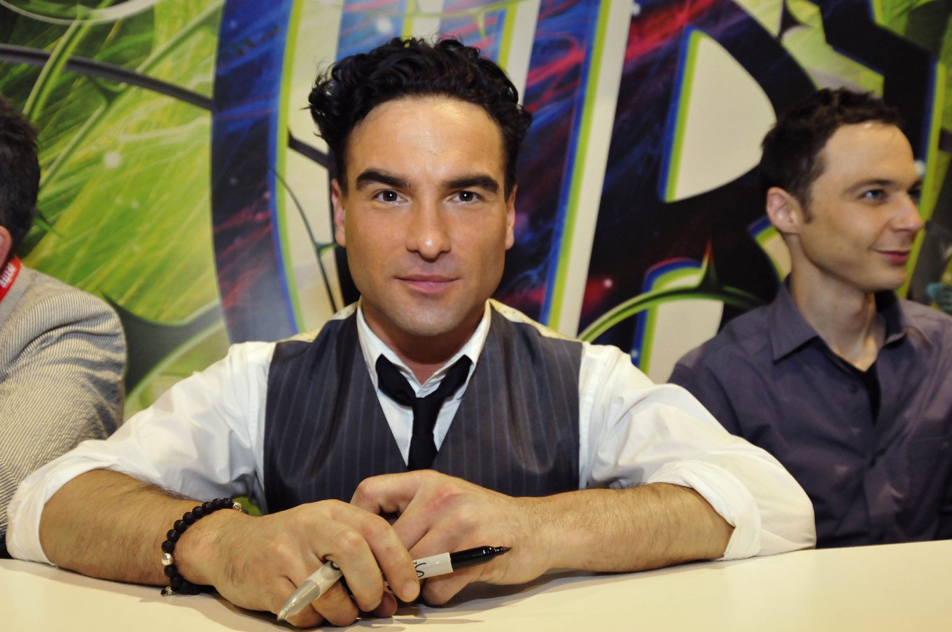 Фото - Джонни Галэки: 1360x903 / 169 Кб