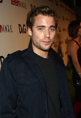 Фото - Дастин Миллиган: 276x400 / 17 Кб