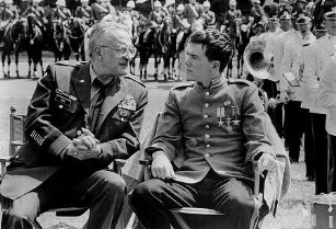 Фото - Тимоти Хаттон: 307x209 / 27 Кб