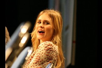 Фото - Элисон Ломан: 325x218 / 14 Кб