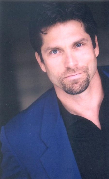 Фото - Джерард Кристофер: 450x739 / 41 Кб