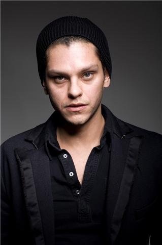 Фото - Daniel Louis Rivas: 319x480 / 18 Кб