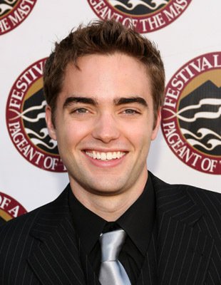 Фото - Drew Tyler Bell: 310x400 / 29 Кб