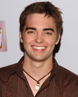 Фото - Drew Tyler Bell: 320x400 / 24 Кб