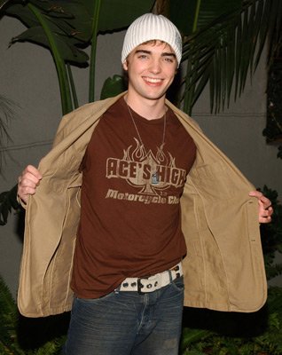 Фото - Drew Tyler Bell: 318x400 / 28 Кб