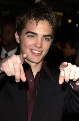 Фото - Drew Tyler Bell: 263x400 / 18 Кб