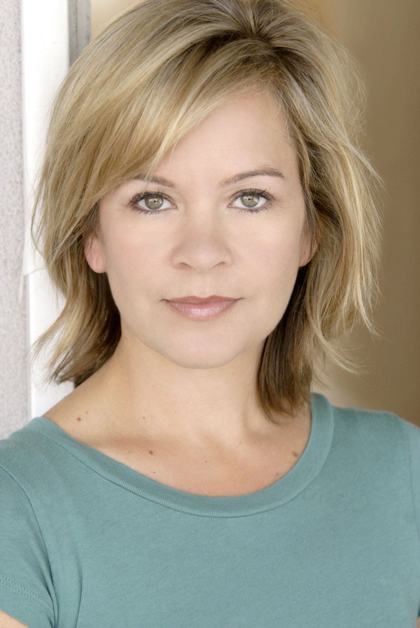 Фото - Элли Корнелл: 1371x2048 / 341 Кб