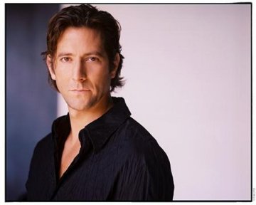 Фото - Генри Йен Кьюсик: 360x288 / 15 Кб