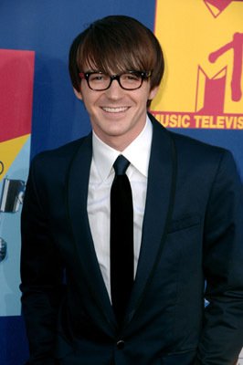 Фото - Дрейк Белл: 266x400 / 18 Кб