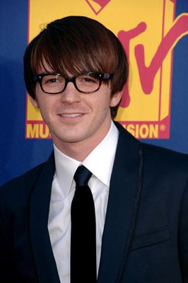 Фото - Дрейк Белл: 266x400 / 19 Кб