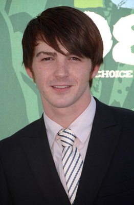 Фото - Дрейк Белл: 262x400 / 18 Кб