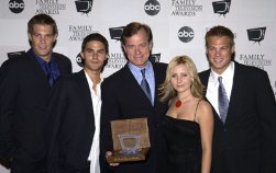 Фото - Беверли Митчелл: 251x158 / 11 Кб