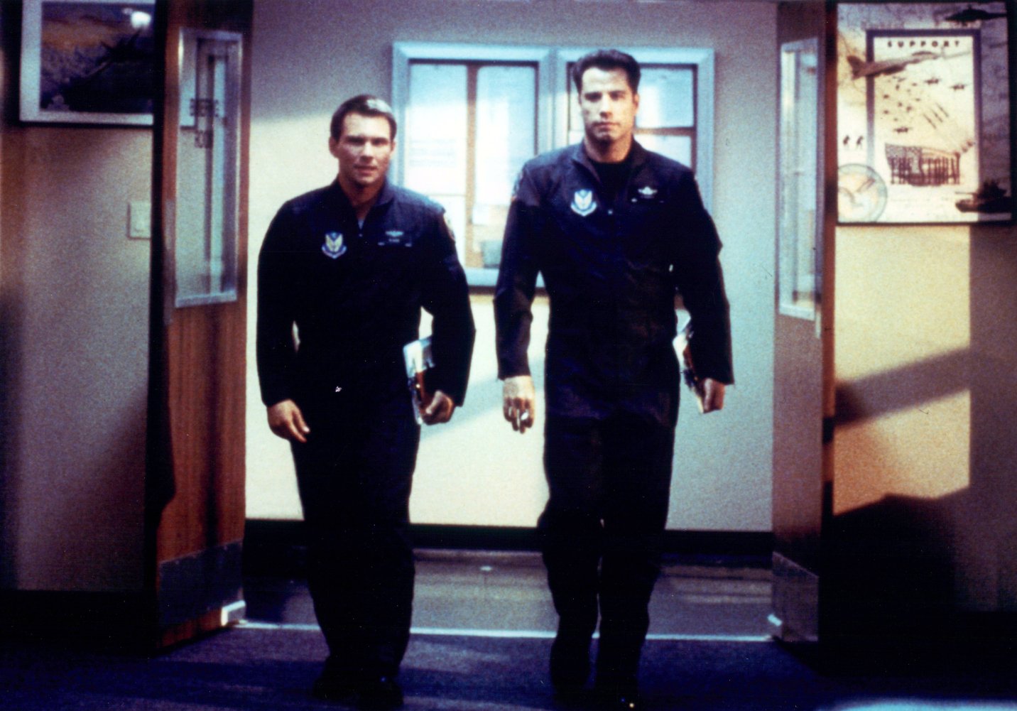 Фото - Кристиан Слэйтер: 1432x1001 / 195 Кб