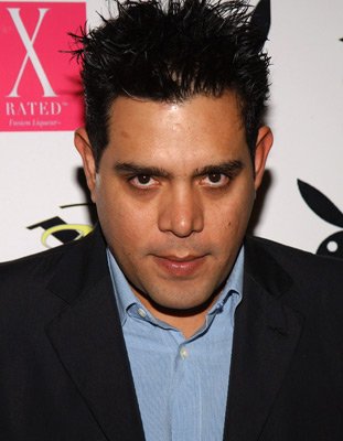 Фото - Raul Julia-Levy: 311x400 / 24 Кб