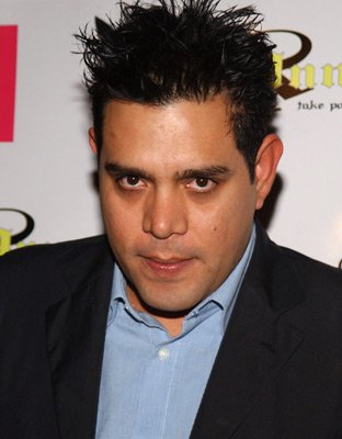 Фото - Raul Julia-Levy: 312x400 / 22 Кб