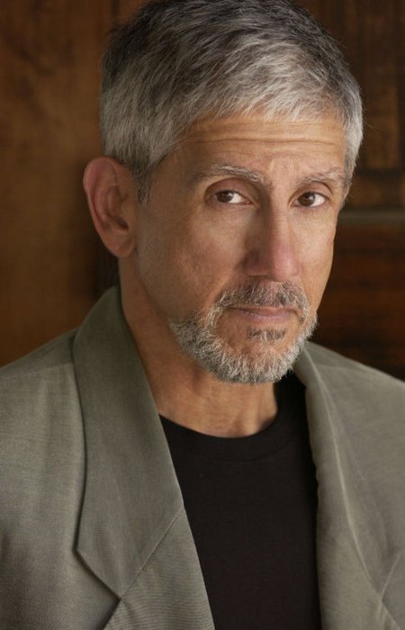 Фото - Howard S. Miller: 450x700 / 45 Кб