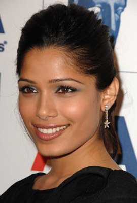 Фото - Фрида Пинто: 270x400 / 20 Кб