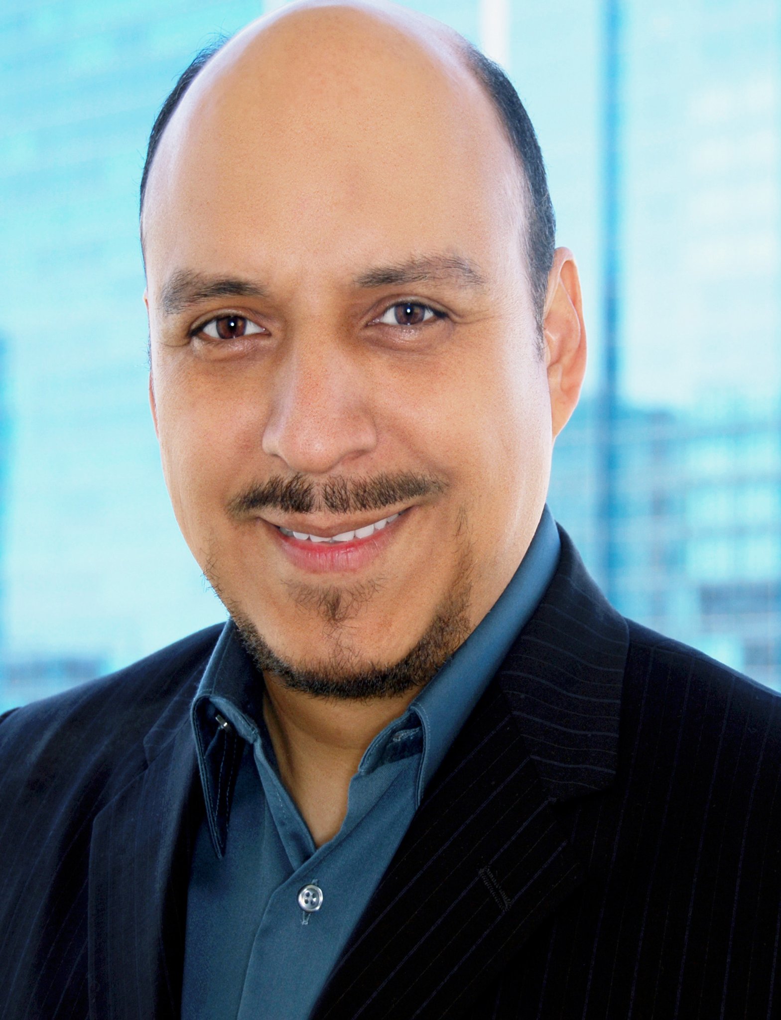 Фото - Mario Lara: 1568x2048 / 361 Кб