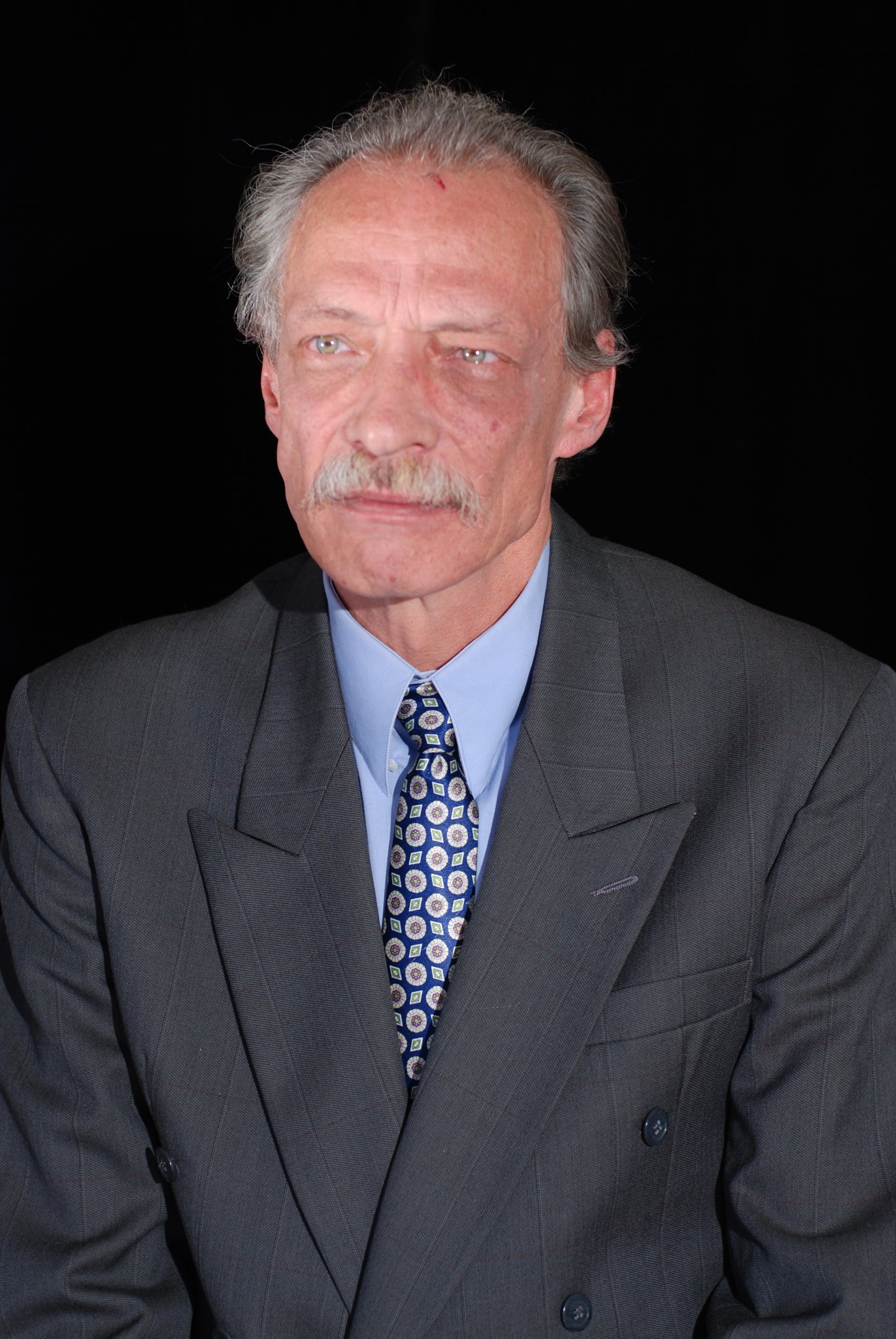 Фото - Miguel Couturier: 1371x2048 / 464 Кб