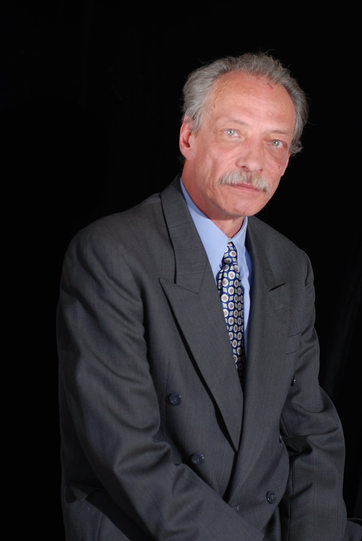 Фото - Miguel Couturier: 1371x2048 / 192 Кб